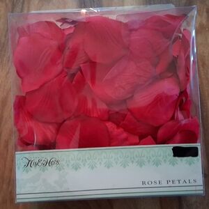 Studio His & Hers Red Artificial Fabric Rose Petals New without Tags 300 Count
